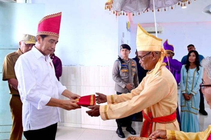 Kunjungan ke Sulawesi Utara, Jokowi Terima Gelar Adat ‘Marambe Ambaralla Palunglaa Porodisa’