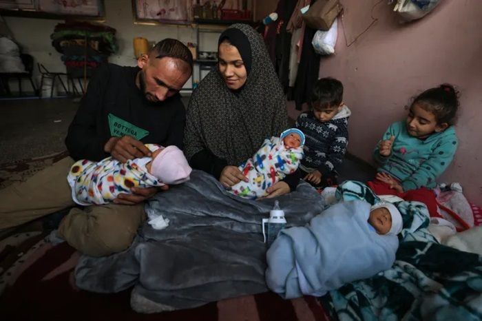 Di Tengah Kondisi Konflik, Pengungsi Gaza Lahirkan Empat Anak Kembar