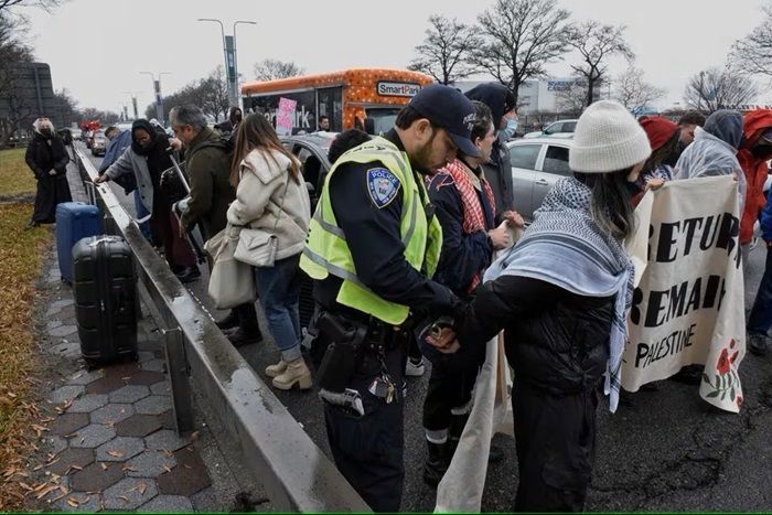 Tuntut Stop Perang di Gaza, Puluhan Aktivis Pro Palestina Protes Blokir Dua Bandara di Amerika