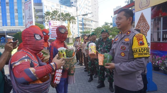 Petugas Pospam Nataru Polres Sukoharjo dapat Kejutan dari Spiderman