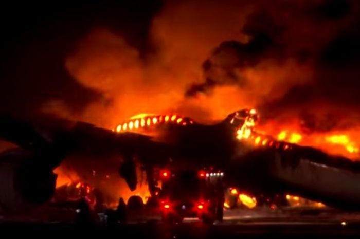 Momen Mengerikan Pesawat Japan Airlines Terbakar saat Mendarat di Bandara Haneda Tokyo