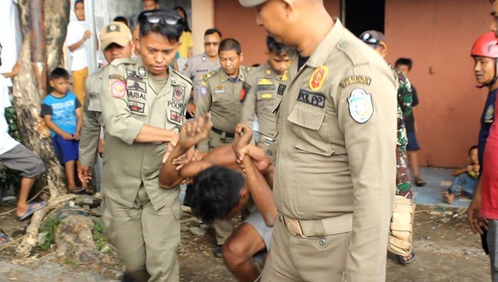 Heboh! ODGJ Manjat Tiang Lampu - Rusak Kabel di Anjungan Cempae Parepare
