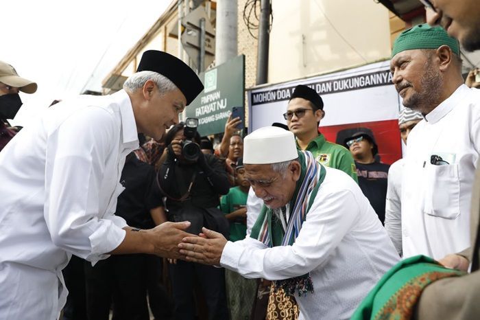 Sowan ke KH Abdullah Ubab Maimoen, Ganjar Minta Doa Agar Pemilu 2024 Berjalan Lancar