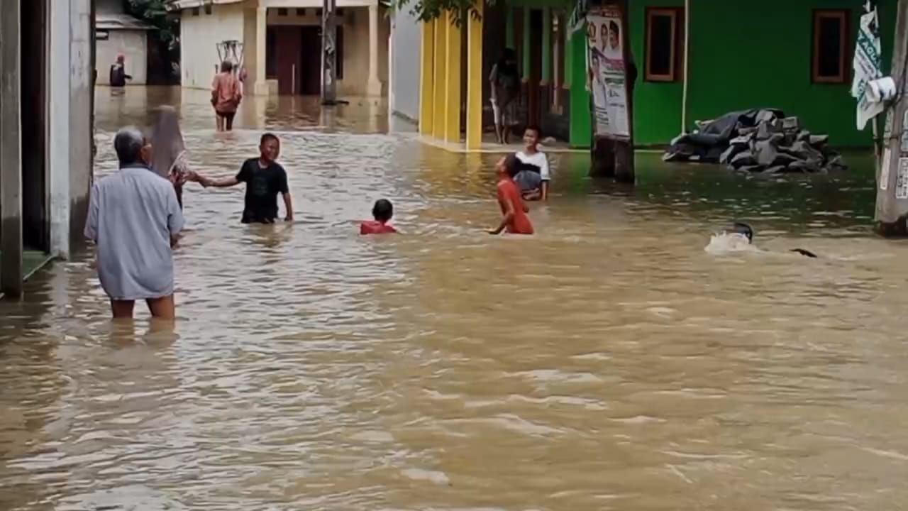 2 Hari Kali Kalendrowak Cikarang Timur Meluap, Ratusan Rumah Desa Karangsari Terendam Banjir