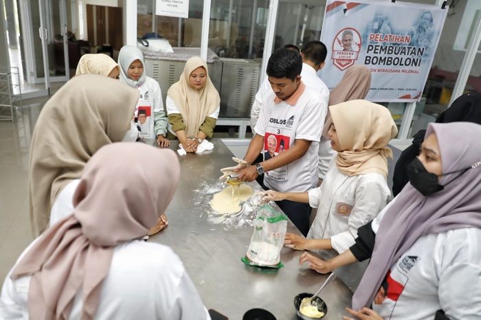 Relawan Ganjar-Mahfud Latih Usaha Gen Z dan Milenial Lombok Tengah Bikin Makanan Viral Bomboloni