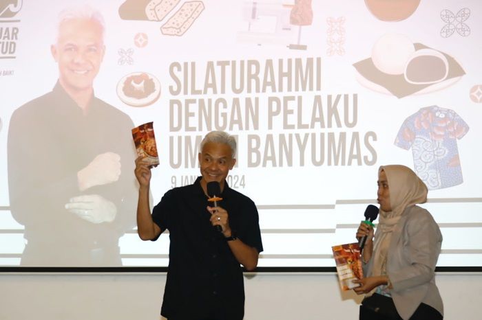 Ganjar Pranowo Dilaporkan ke Bawaslu Buntut Aksi Relawan Bagi-bagi Voucher Internet di Solo