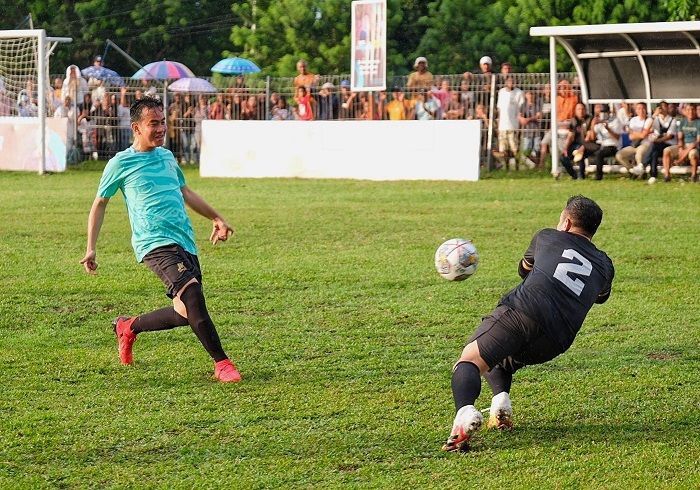 Kampanye di Ambon, Gibran dan Raffi Ahmad Tanding Bola di 'Samsul Mini Soccer'