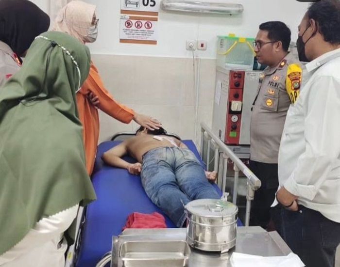Tawuran Di Ciputat, Remaja Terkapar Terkena Sabetan Sajam