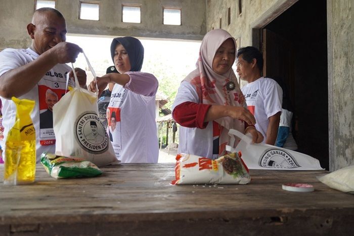 Sosialisasi Ganjar-Mahfud, Relawan SDG Jateng Gelar Bazar Murah Sembako