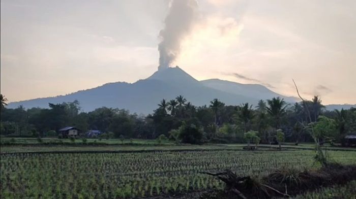 Gunung Api Lewotobi Meningkatkan Aktivitas Erupsi: Warga Diminta Waspada