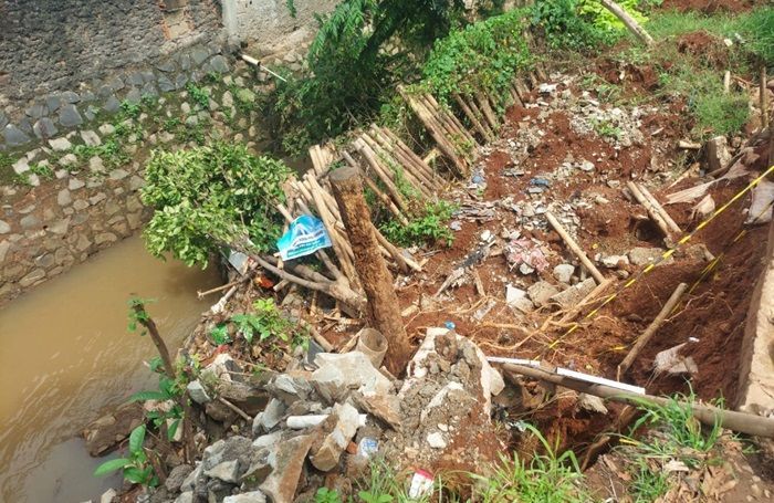 Jalan Legok di Jatiasih Longsor Sepanjang 20 Meter Akibat Hujan Deras