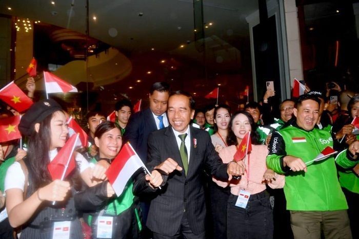 Tiba di Hanoi, Presiden Jokowi Disambut Antusias oleh WNI di Vietnam