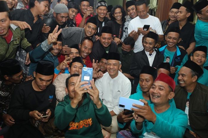 Malam Spesial di Ndalem Gus Abu Khoir Klawen Batang: Ganjar Pranowo Sapa Warga dengan Penuh Keakraban