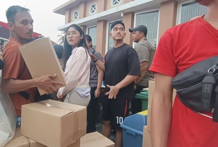 Bercelana Pendek saat Hadir di Bazar Sembako Murah, Kaesang: Saya Mau Berenang, tapi 'Kolamnya' Sudah di Depan