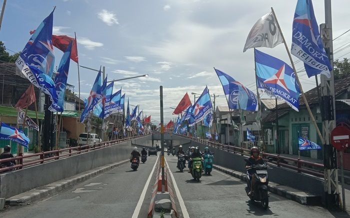 Ratusan APK Pemilu 2024 Marak Dipasang di Underpass Makamhaji Sukoharjo, Bikin Semrawut dan Membahayakan!