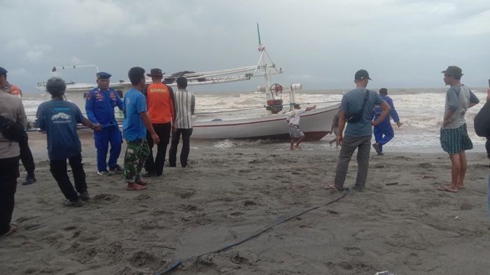 Kapal Asal NTT Kandas di Perairan Sulsel, Tim SAR Gabungan Gerak Cepat Evakuasi