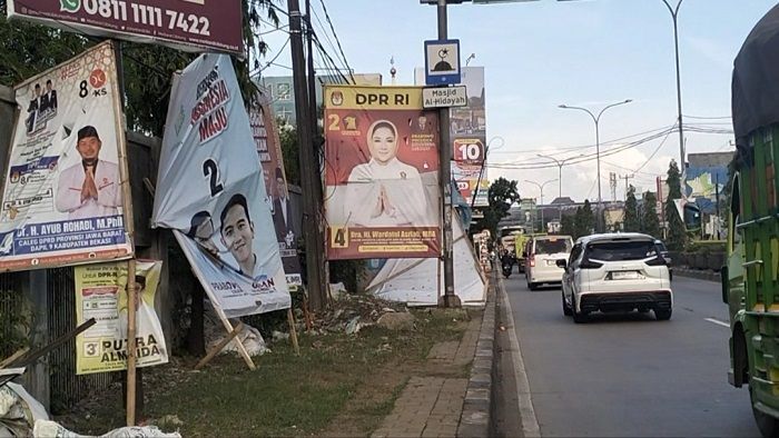 Marak Baliho dan APK Dipasang Sembarangan dan Membahayakan di Cikarang Barat, Warga Minta Segera Ditertibkan