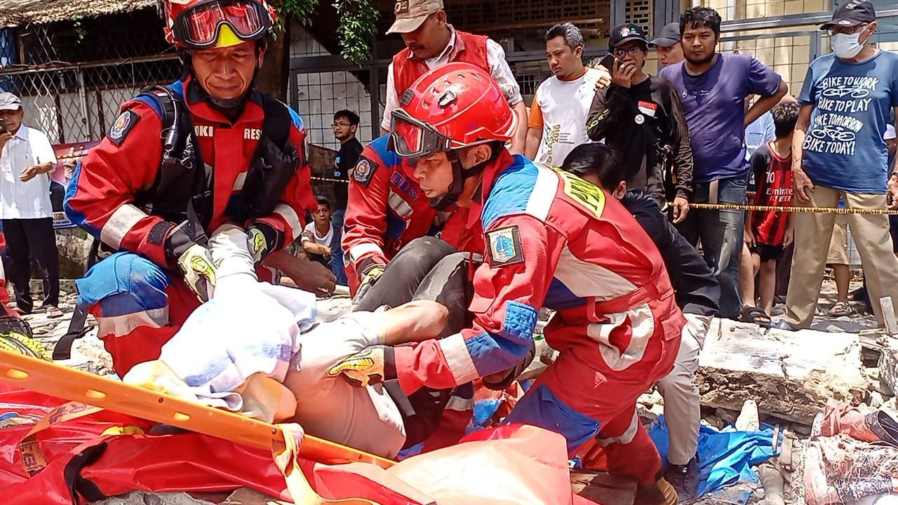 Cari Unsur Kelalaian, Polisi Uji Lab Tembok Roboh Tewaskan 3 Orang di Tebet