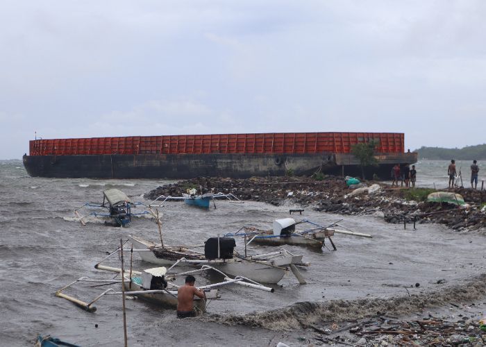 Bikin Panik, Kapal Tongkang yang Dihantam Ombak di Parepare Nyaris Tabrak Kapal Nelayan