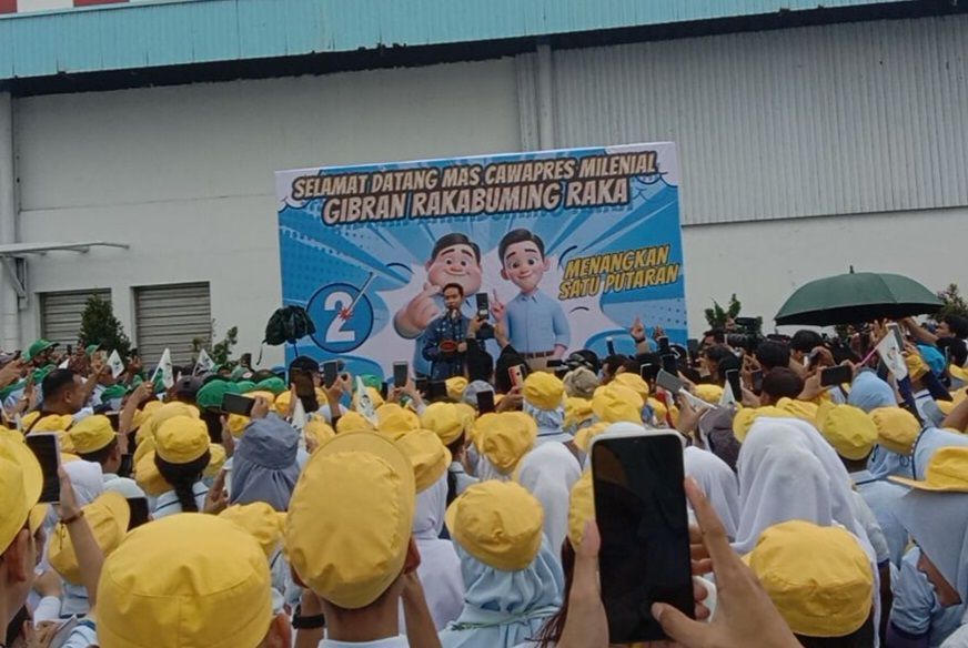 Disambut Ribuan Karyawan Saat Kunjungi PT Sritex Sukoharjo, Gibran Diteriaki 'Mas Samsul'
