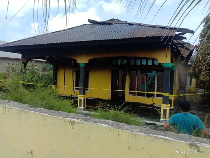 Rumah Camat Bula Terbakar, Sempat Terdengar Bunyi Ledakan