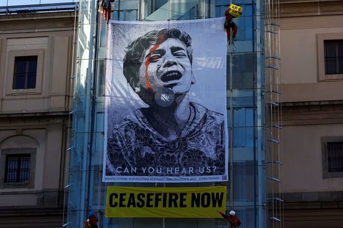 Aktivis Lingkungan dan HAM di Spanyol Pasang Spanduk Raksasa Stop Perang Gaza