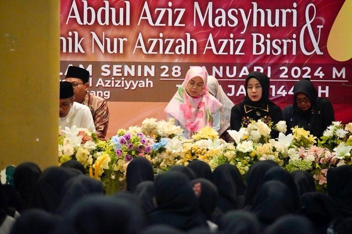 Siti Atikoh Disambut Meriah saat Hadiri Haul ke-7 Pengasuh Ponpes Al-Aziziyhah Denanyar, KH. Abdul Aziz Mashuri