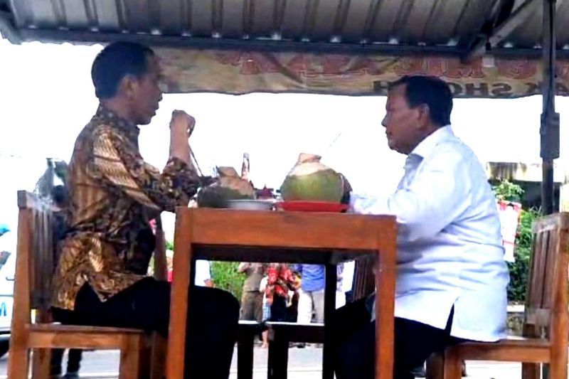 Presiden Jokowi dan Prabowo Subianto Makan Berdua di Warung Bakso Magelang