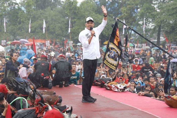 Aksi Ganjar Pranowo Hujan-Hujanan Bersama Ribuan Bantengan di Hajatan Rakyat Malang Raya