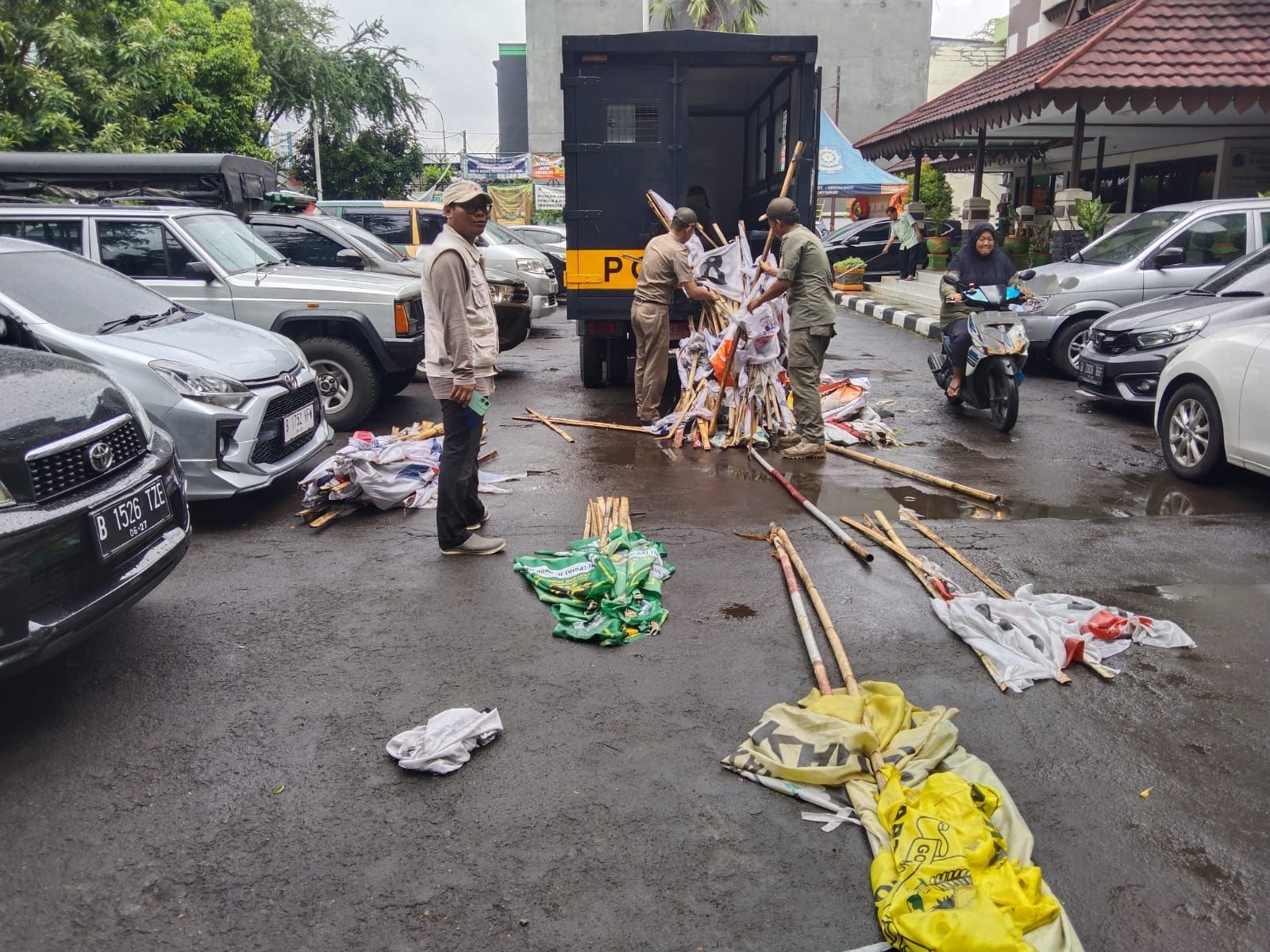 Ratusan Atribut Politik di Cengkareng Ditertibkan, Cegah Kecelakaan Lalu Lintas