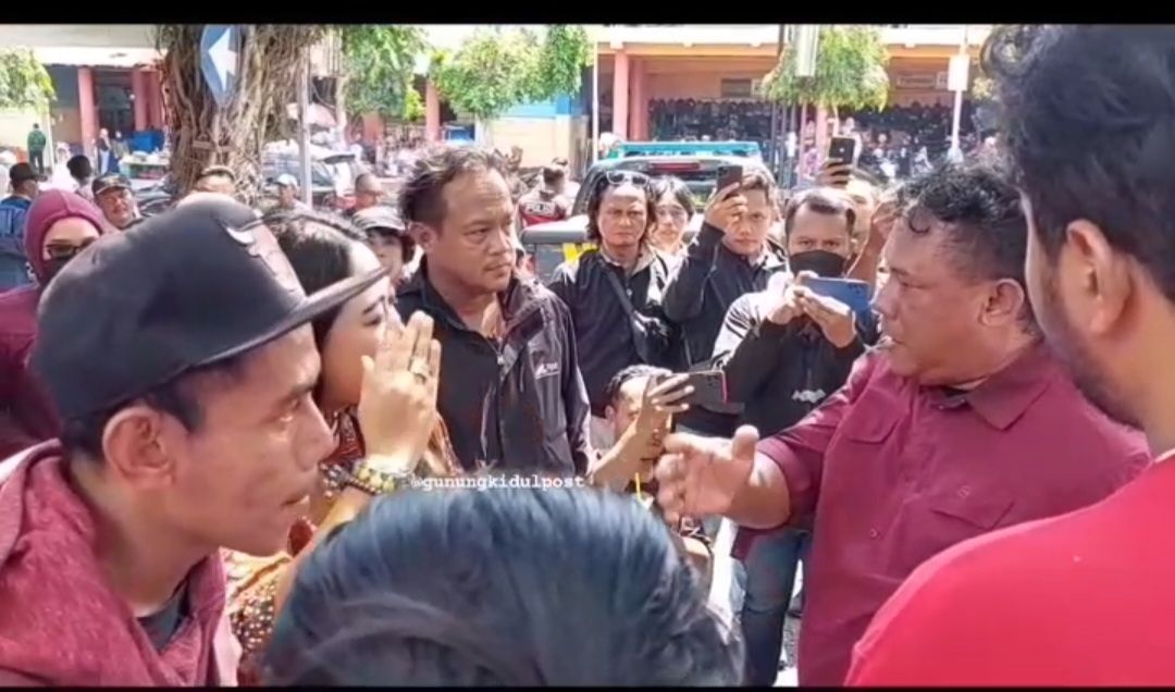 Jokowi Datang ke Gunungkidul, Sejumlah Warga Hadang Bentangkan Banner 'Tetap Dukung Ganjar'