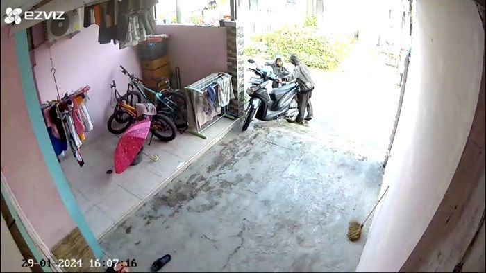 Miris, 2 Bocah SD di Bekasi Terekam Kamera CCTV Berusaha Curi Sepeda Motor Warga