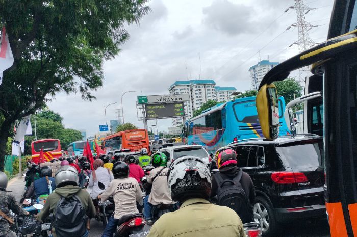 Jelang Kampanye Akbar Ganjar-Mahfud, Ruas Jalan Menuju GBK Macet