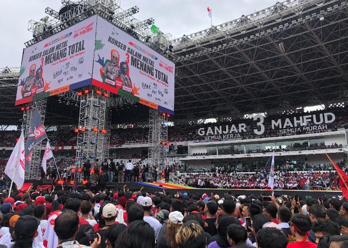 Ganjar-Mahfud Tiba di Kampanye Akbar di GBK, Massa Serentak Lantunkan Sholawat Badar