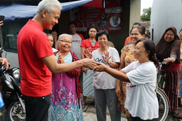 Capres Ganjar Pranowo Jadi Rebutan Warga Blusukan di Kampung dan Olahraga di Stadion Manahan Solo