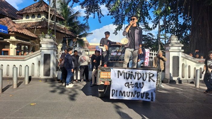 Aksi BEM Se-DIY Geruduk DPRD DIY Bawa Poster 'Mundur atau dimundurin'