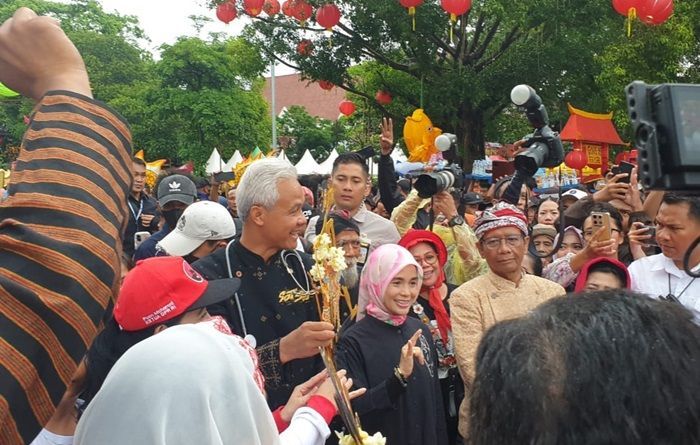 Diarak Naik Gerobak Sapi saat Kampanye Akbar di Kota Solo, Ganjar-Mahfud Diberi Wayang Wisanggeni dan Semar