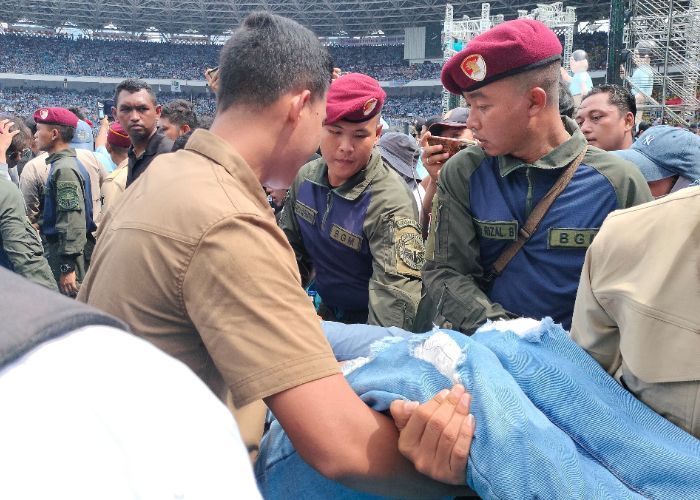 Sejumlah Peserta Kampanye Akbar Prabowo-Gibran di GBK Tumbang, Petugas Gercep Lakukan Evakuasi