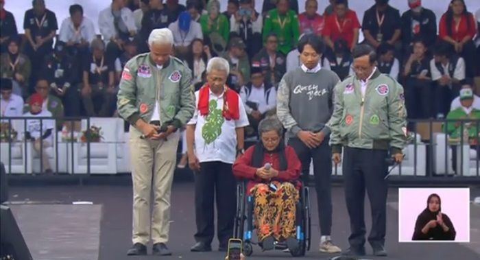 Ganjar Pranowo Pimpin Doa untuk Mendiang Seniman Subono saat Kampanye Pamungkas di Semarang