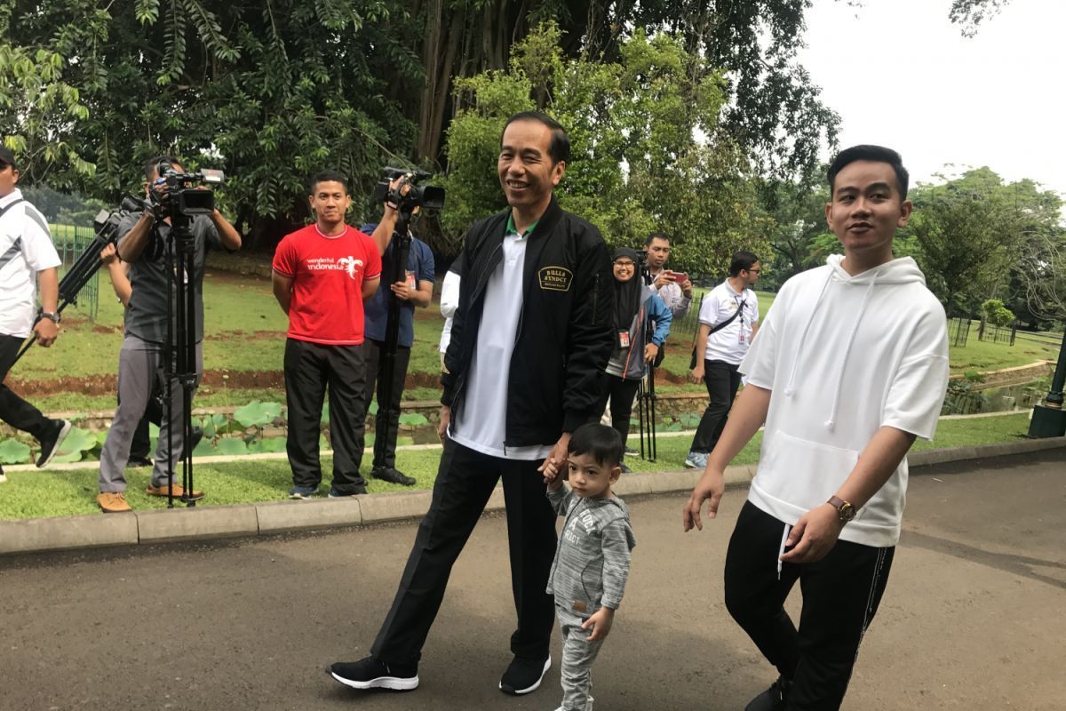 Jokowi Temui Gibran Usai Kampanye Akbar Prabowo-Gibran: Seharian Momong Cucu, Mau Kembalikan ke Bapaknya
