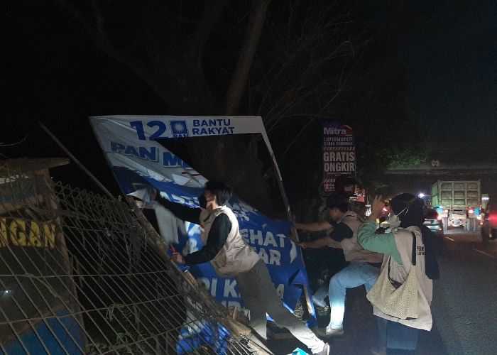 Memasuki Masa Tenang Pemilu 2024, Panwaslu Kabupaten Tangerang Sigap Rapihkan Jalanan dari Alat Kampanye