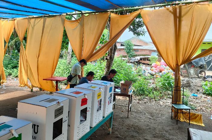 Warga Jember Pemilu di TPS Dekat Pemakaman dan Tumpukan Sampah