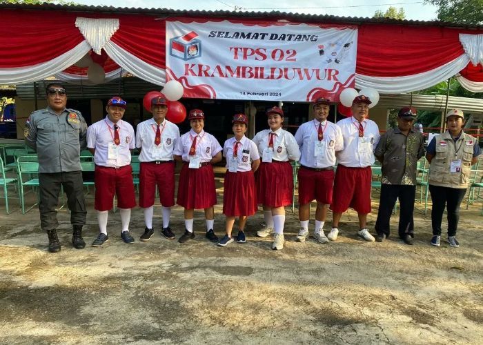 Bikin Ngakak! Petugas KPPS di Gunungkidul Beraksi dengan Kostum SD untuk Meriahkan Pemilu 2024