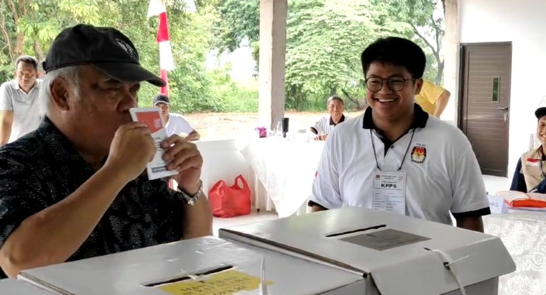 Momen Menteri PUPR Basuki Hadimuljono Cium Surat Suara Calon Presiden