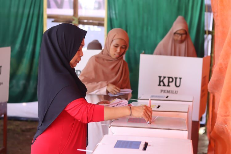 Serba-serbi Pemilih Pemula di TPS Bikin Senyum Sendiri, Kebingungan hingga Bilik Sempit