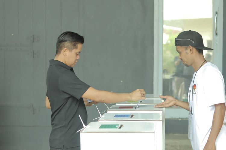 Antusias Warga Salurkan Hak Pilih di Kota Kelahiran BJ Habibie,  Ada yang Rela Datang Pagi Banget