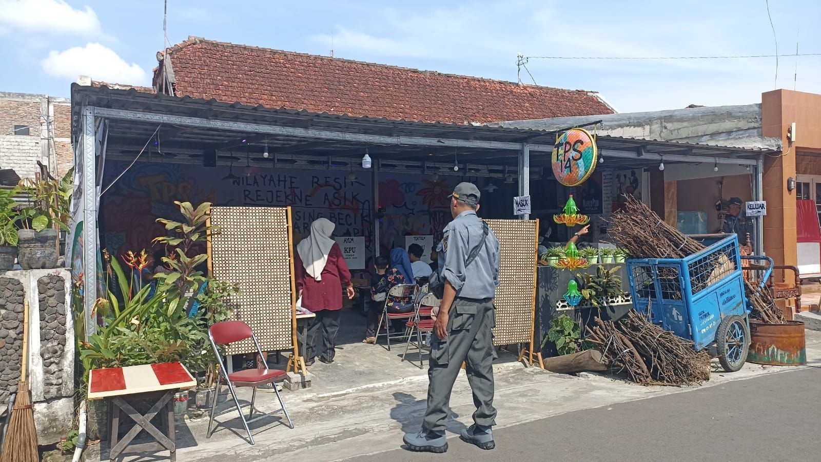 Pemilu 2024 Ramah Lingkungan: TPS 14 Ngampilan Yogyakarta Gandeng Sampah untuk Sukseskan Demokrasi
