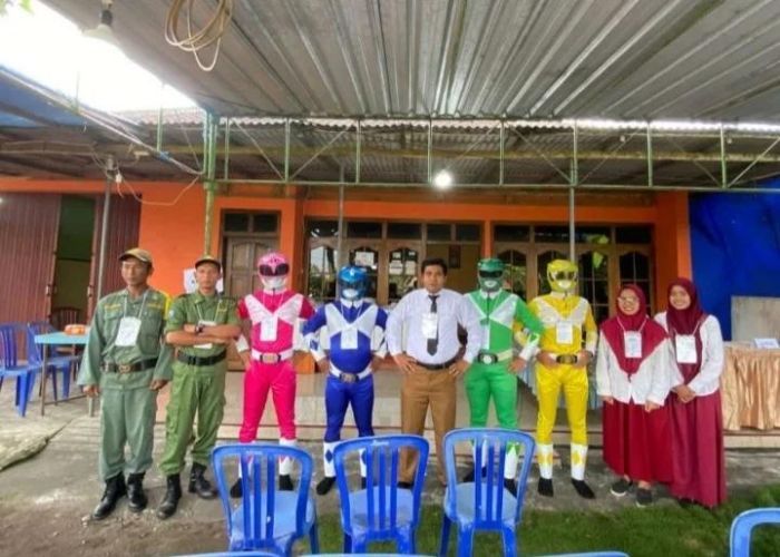 Kocak! Petugas KPPS di Sleman Gunakan Kostum Power Rangers,  Bikin Warga Antusias Nyoblos di Pemilu 2024!