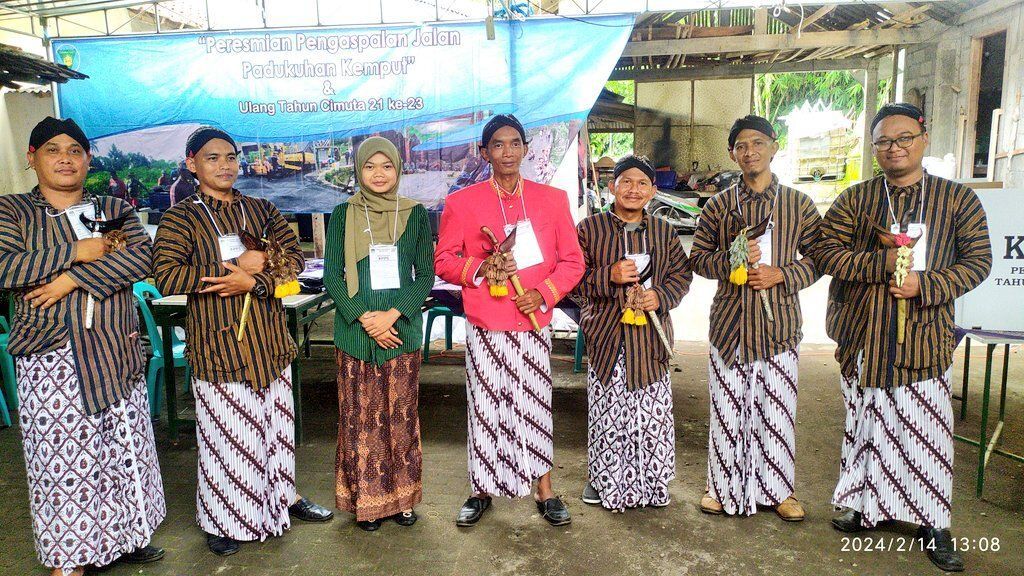Suasana Unik di TPS 19 Candibinangun Pakem Sleman D.I Yogyakarta: Petugas KPPS Berbusana Adat Jawa