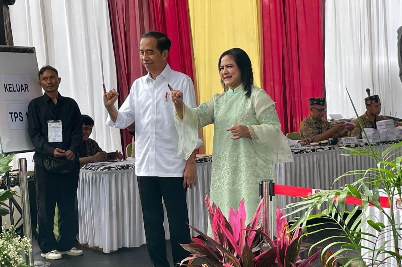 Presiden Jokowi dan Iriana Mencoblos di TPS 10 Gambir